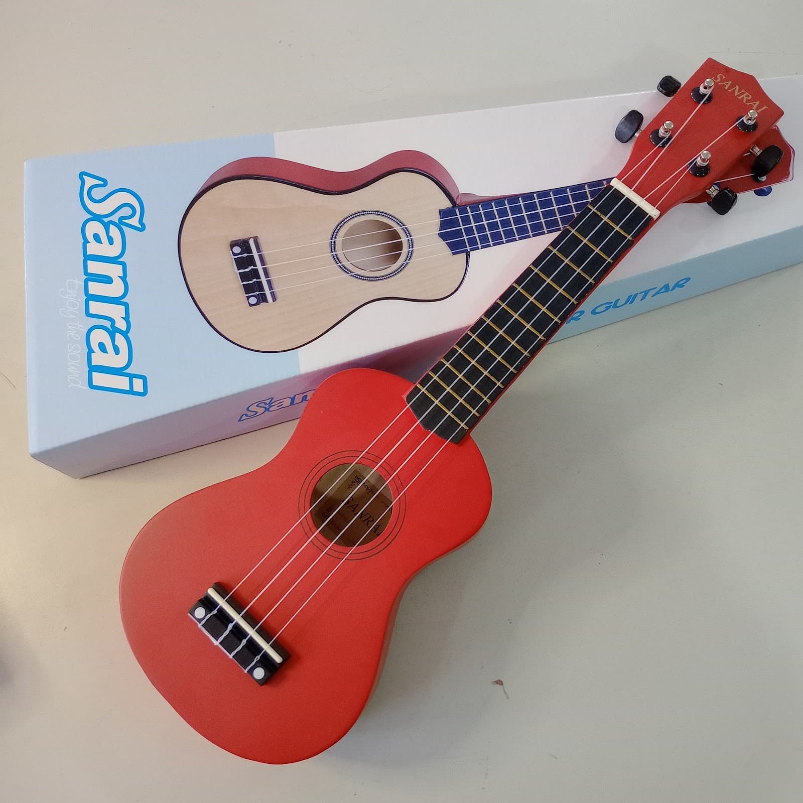 ukelele sanrai xu21 e/ caja 4